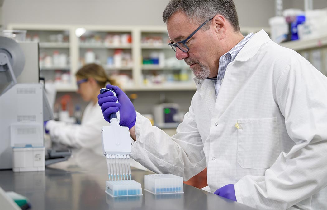 Científicos trabajando en un laboratorio