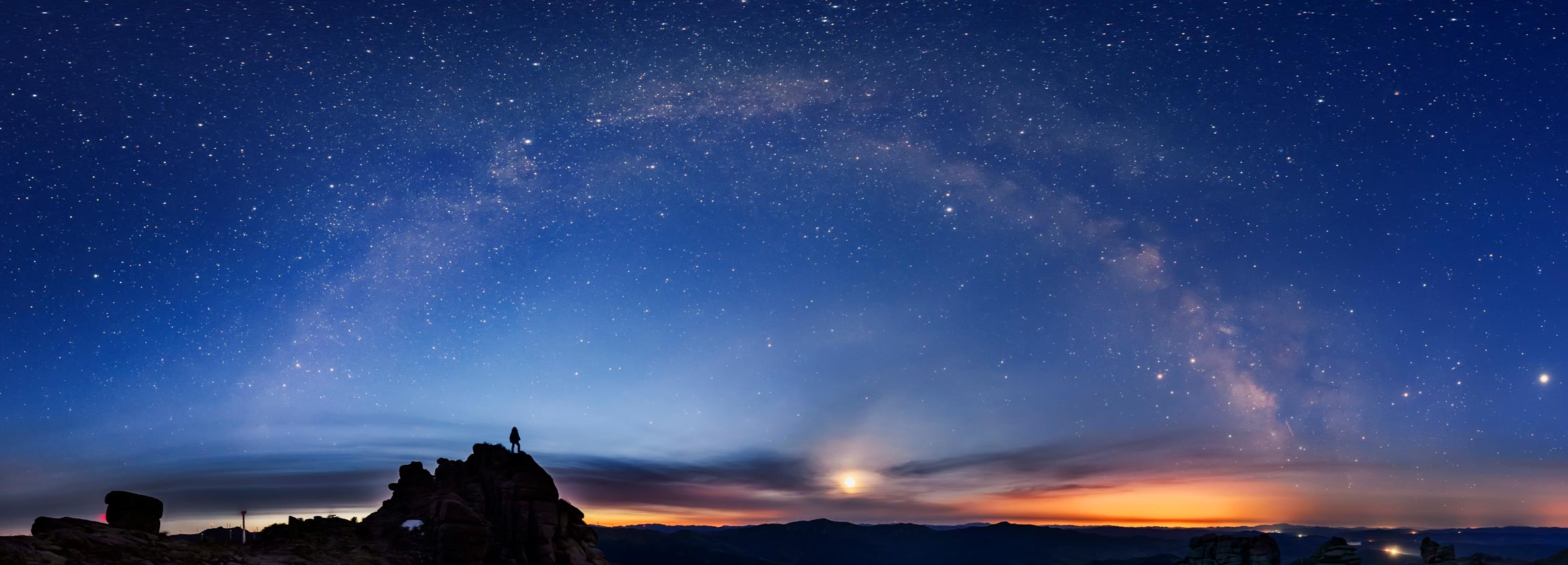 Panorama mit Sonnenuntergang und Milchstra?e